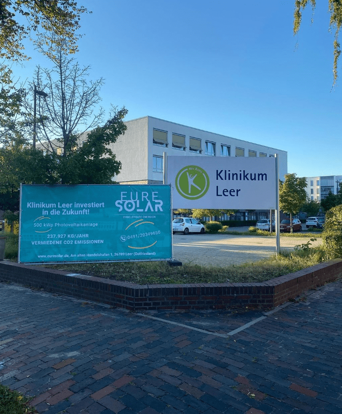 EURE SOLAR Werbebanner vor dem Klinikum Leer