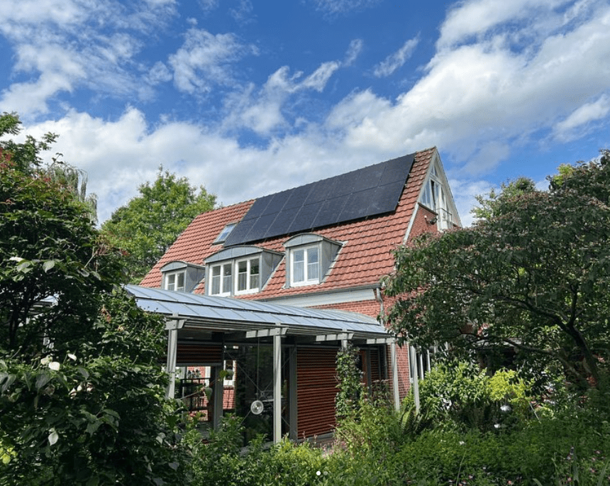 Haus mit seitlicher Photovoltaikanlage